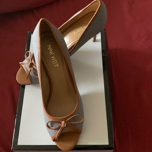 Nine West 6.5 M light grey 2.5 inch heels
